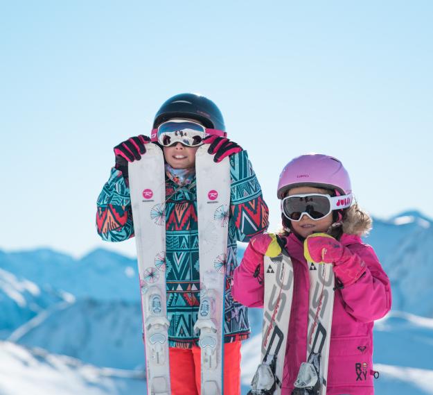 niños esquiando